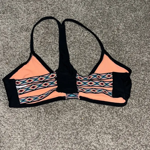 Cute swim too easy to pair with black bottoms size small - Image 2