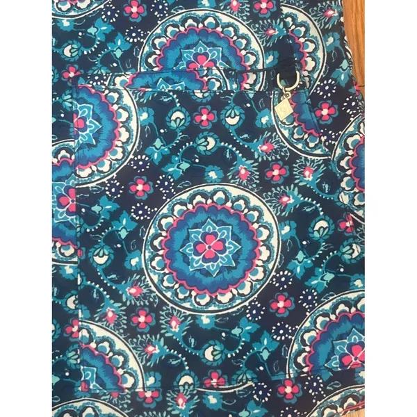 Vera Bradley scrub top in a Navy Medallion print Size XS - Image 4