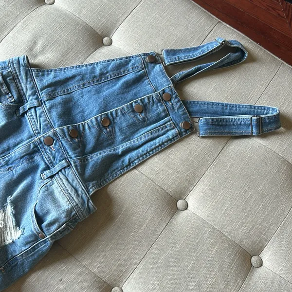 Tinseltown Light Wash Distressed Denim Overall Shorts‎ Size XS - Image 5