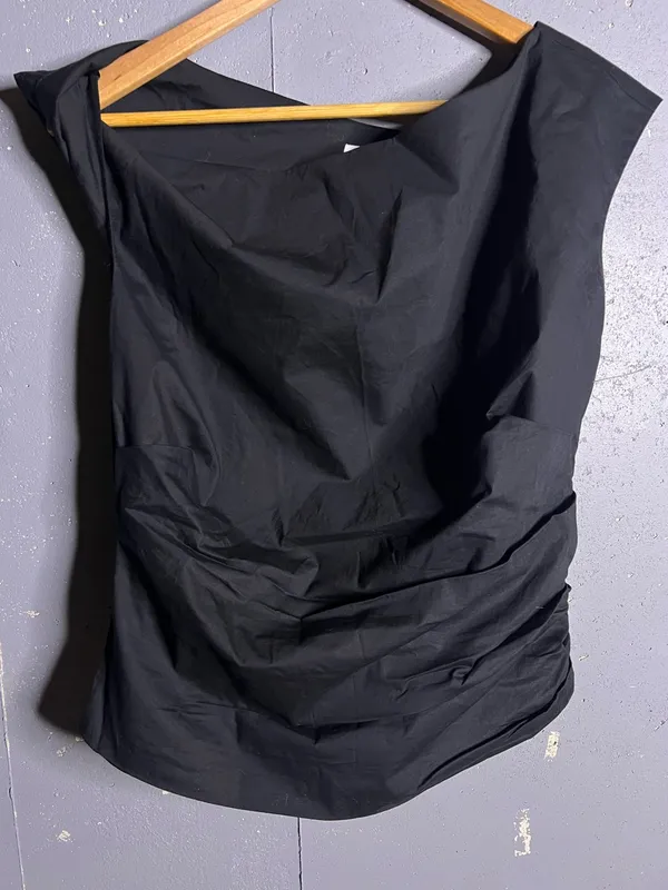 Good American One-Shoulder Poplin Top in Black. Size Large - Image 3