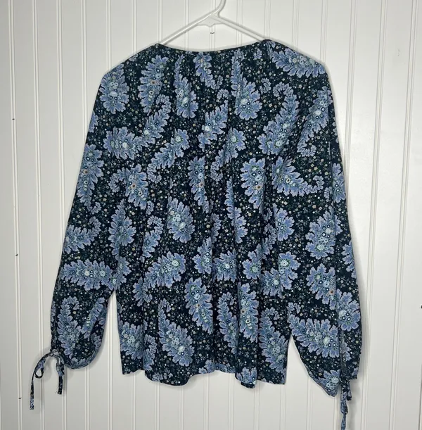 Collection tie-sleeve button-front top in Ratti® Pacific paisley XXL - Image 5