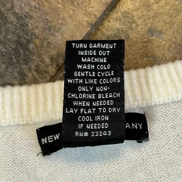 New York & Co. Argyle V-Neck Sweater Small - Image 9
