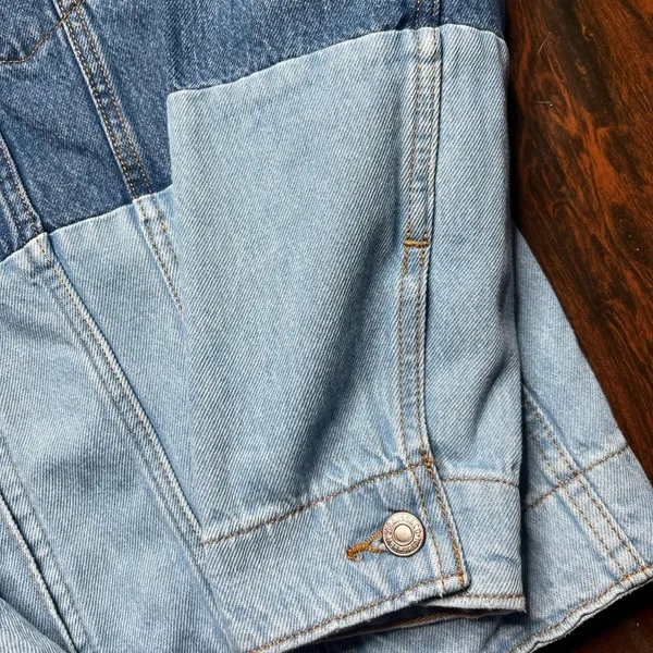 Levi’s Baggy Trucker Two-Tone Denim Jacket - Image 4