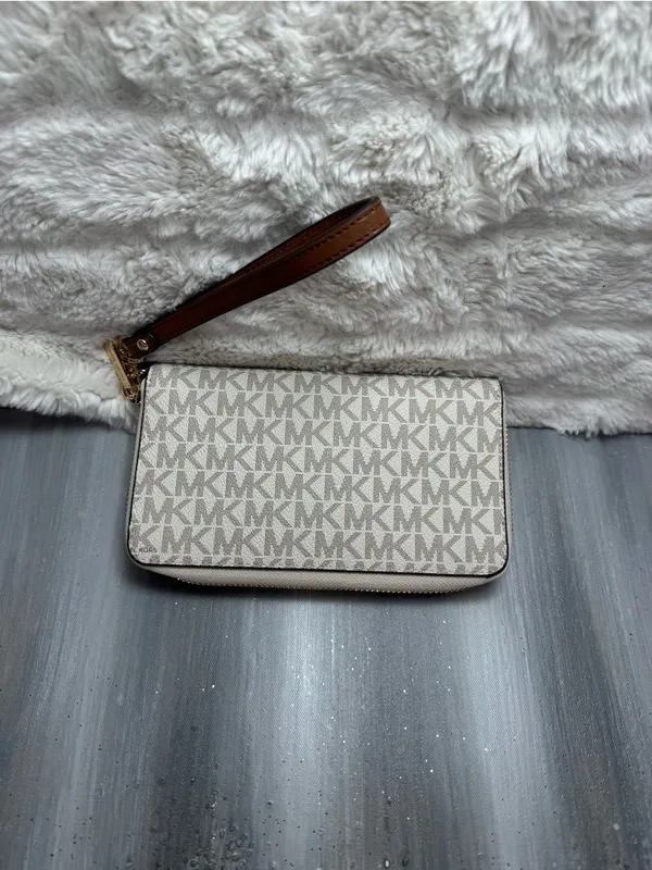 Michael Kors Jet Set Travel Wallet - Image 3