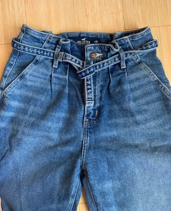 Hollister Ultra High-Rise Mom Jean - Image 3
