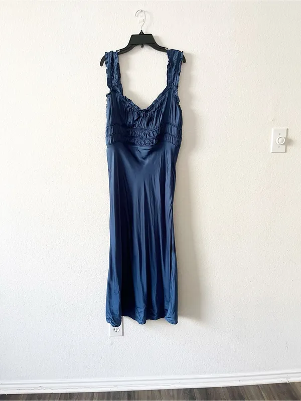 NEW‎ ASTR Enola Satin Smocked Midi Dress large - Image 3