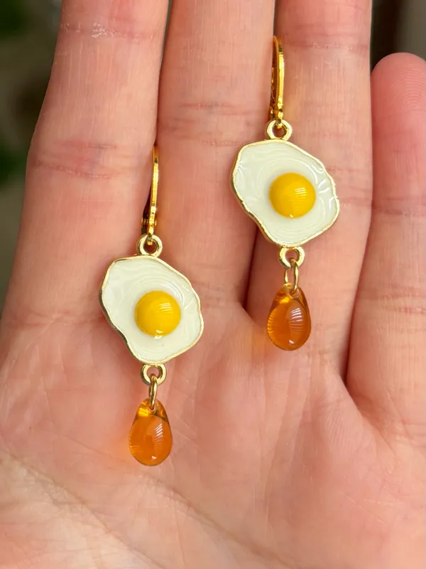 Handmade kawaii funky sunny side up eggs & amber color teardrop glass beads dangle earrings🍳💛 - Image 4