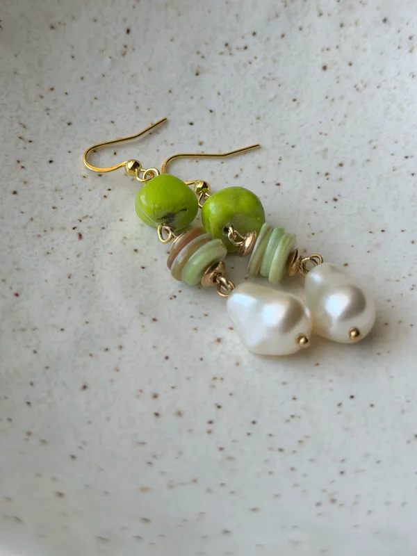 Handmade stone beads shell mix dangle earrings 🌀💚  - Image 4