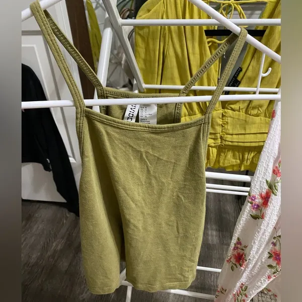 Divided H&M Cropped Avocado Color Tank Top Women's Size Medium - Image 2
