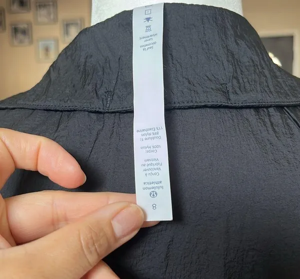 Lululemon windbreaker jacket in great condition. Size 8 - Image 2