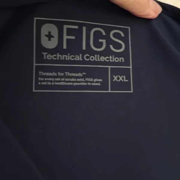 FIGS Casma 3 pocket, v-neck scrub top - Image 5