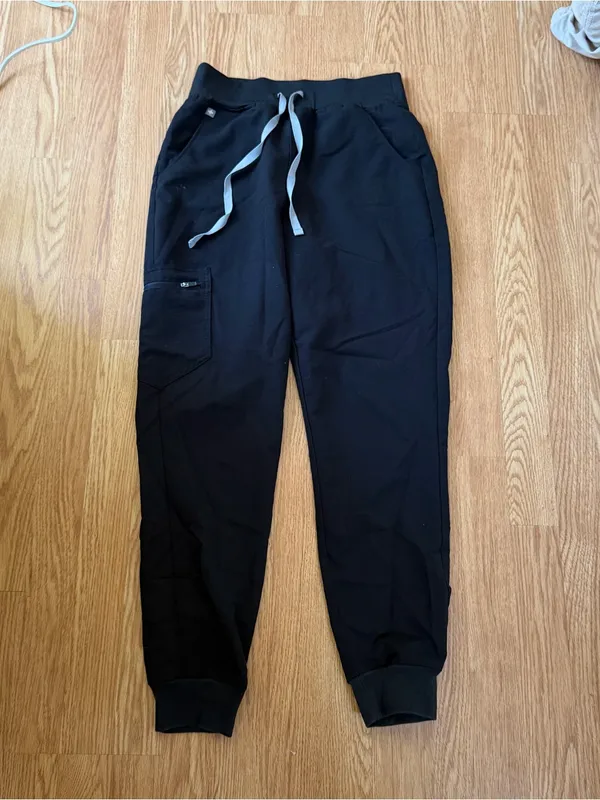 FIGS Zamora Jogger Scrub Pant & Catarina Top - Image 4