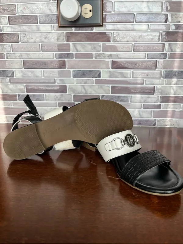 Tommy Hilfiger women's black and white flat sandals - Image 9