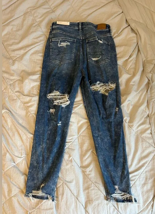 Women’s American Eagle Distressed Jeans - Image 3