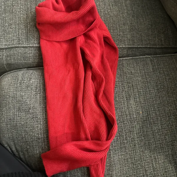 H&M Red Ribbed off the shoulder sweater - Image 3