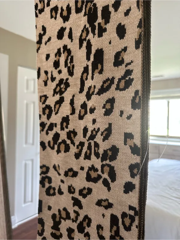 Calvin Klein Beige Cheetah Print Scarf NWOT One Size - Image 2