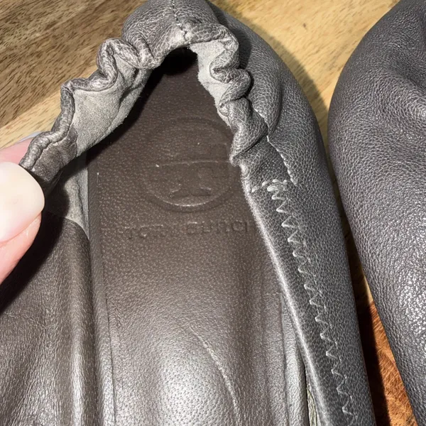 Tory Burch Grey Leather Scrunch Ballet Flats Size 8.5 Medallion Logo - Image 13