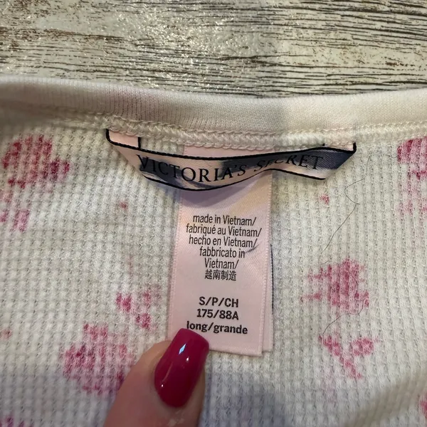 Victoria's Secret White and Pink Floral Long Sleeve Henley Long Pajama Top - Image 5