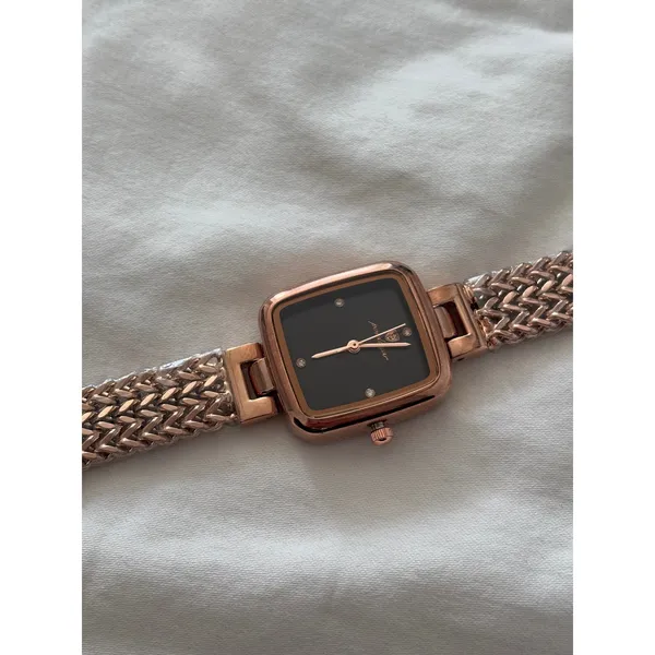 Rose gold watch with black accents - Image 6