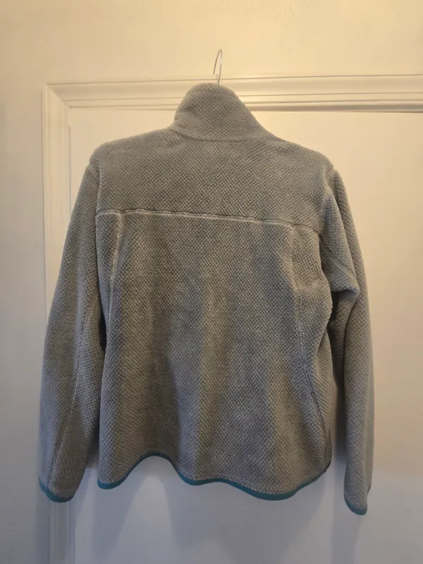 Patagonia Light Gray Fleece Pullover with Teal Accents Medium - Image 2
