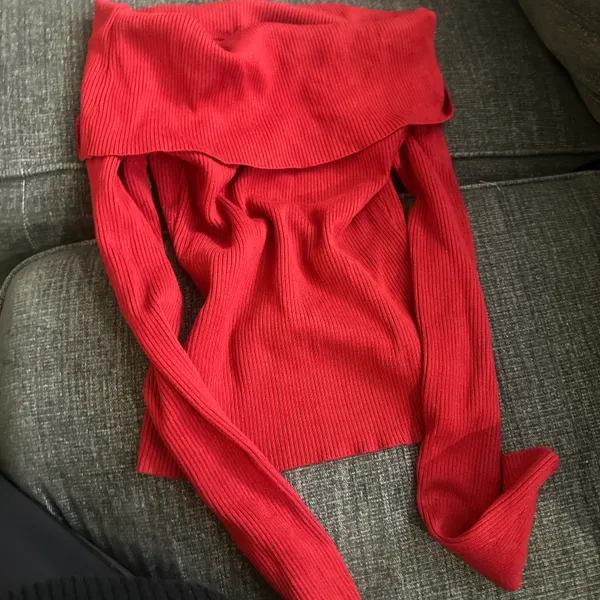 H&M Red Ribbed off the shoulder sweater - Image 2