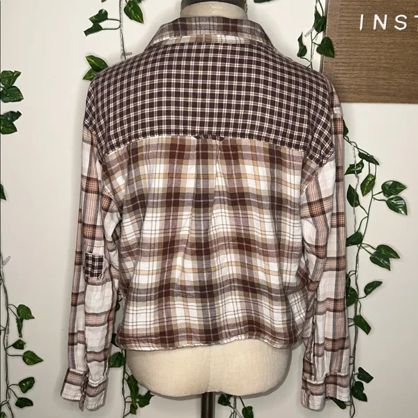 American Eagle Cropped Button Up Plaid Flannel Loose Fitting - Image 4