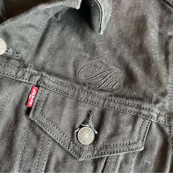 Levi’s Imagine Dragons Black Denim Womens Small Embroidered Jean Jacket . - Image 10