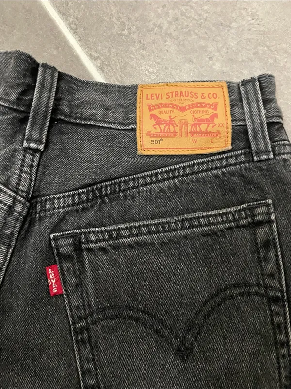 Levi’s 501® ORIGINAL FIT HIGH RISE JEAN SHORTS size 24 - Image 8