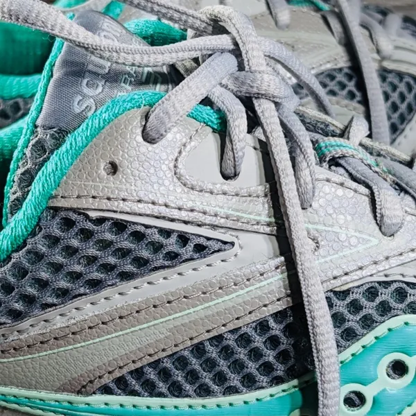 Saucony Marauder 3 women's size 9.5 Gray and green . - Image 5