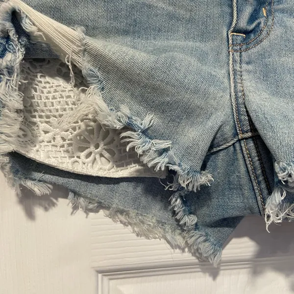 American Eagle Size 4 Next Level Stretch White Lace Pockets Cut Off Jean Shirts - Image 3
