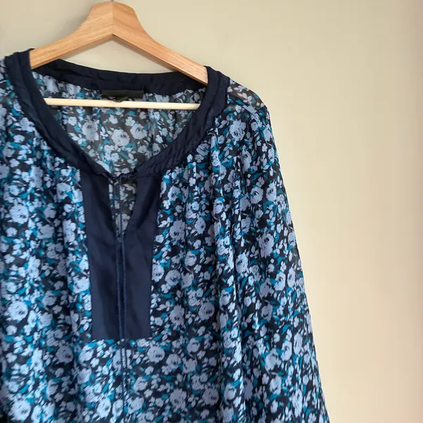 Lane Bryant blue floral sheer long‎ sleeved blouse women's size 19/20 v-neck - Image 2