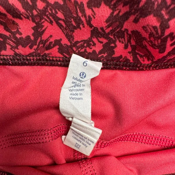Lululemon Athletica Pink Burgundy Abstract‎ Print Athletic Shorts Women's Size 6 - Image 3