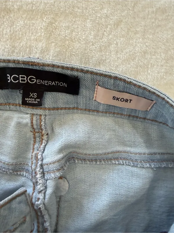 BCBG Generation Denim Skort XS Light Wash Y2K Mini Skirt Shorts - Image 5