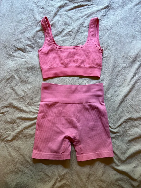 Amazing Lace Pink seamless bike shorts and sports bra set from Amazon - Image 2