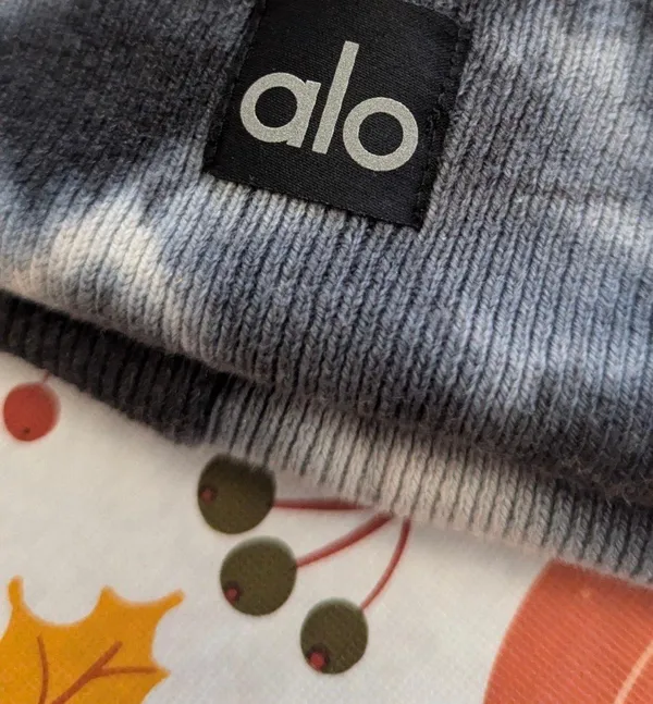 ALO tie dye grey and white beanie - Image 3