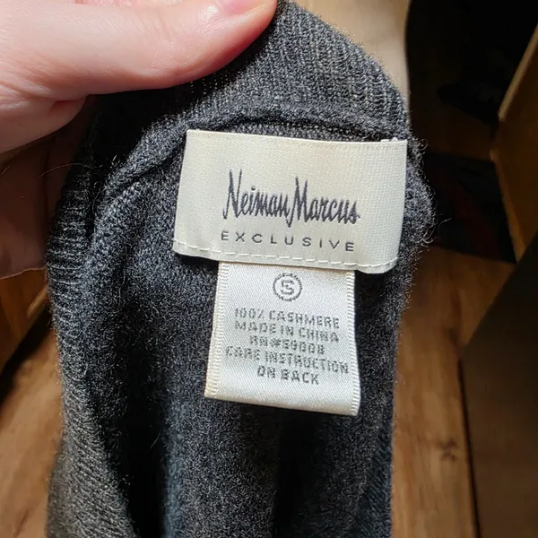 Neiman Marcus Exclusive Heather Grey Cashmere Knit V Neck Sweater - Image 7