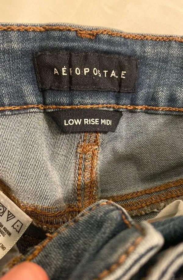 Aeropostale Low Rise Midi Denim Shorts - Image 4