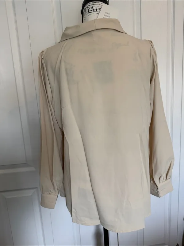 BloomChic Beige Button - Image 3