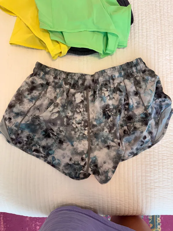 Lululemon Hotty Hot 2.5" - Image 2