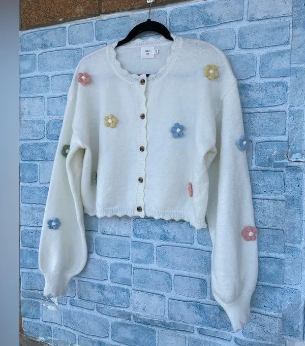 Luna ivy 3 D flowers details cardigan size medium - Image 3