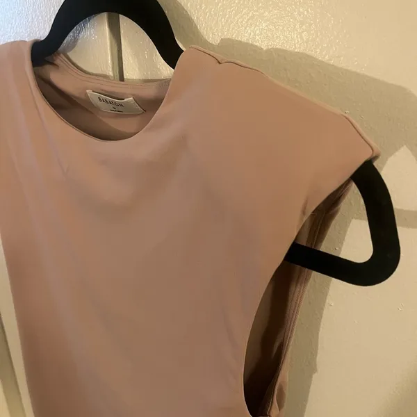 Aritzia babaton sculpted bodysuit with shoulder pads. - Image 8
