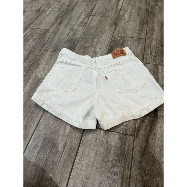 White Levi’s Mom Shorts Size 30 - Image 5