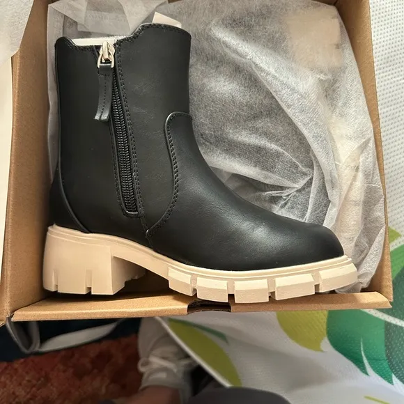 Black boots girls grunge style cute casual white soles size 13 - Image 5