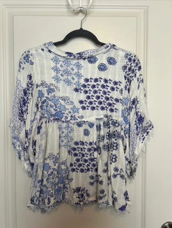 Daytrip Blue Floral Blouse Buckle  - Image 4