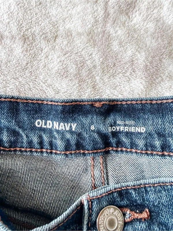 Old Navy Mid Rise Boyfriend Jeans Size 8 Medium Wash Raw Hem Cropped - Image 5
