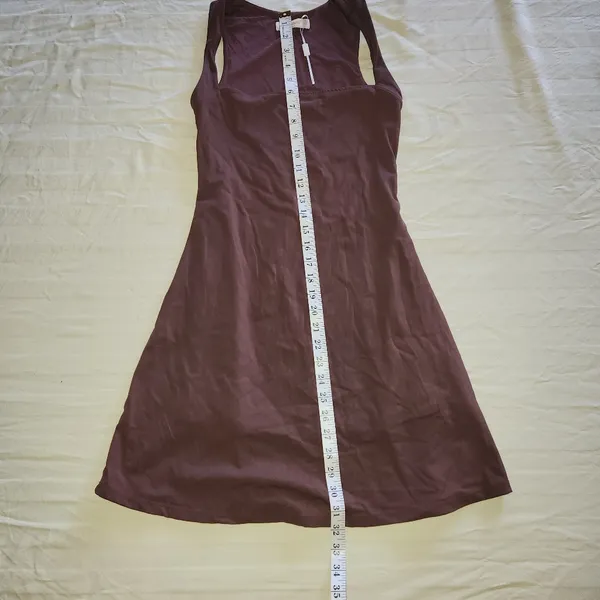 Qinsen Elegant Burgundy Sleeveless Dress. - Image 4