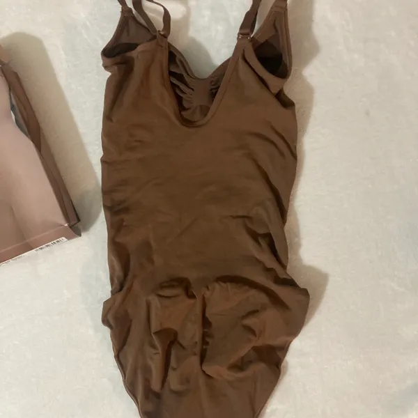 SKIMS BOXED Sculpting Bodysuit M - Image 6
