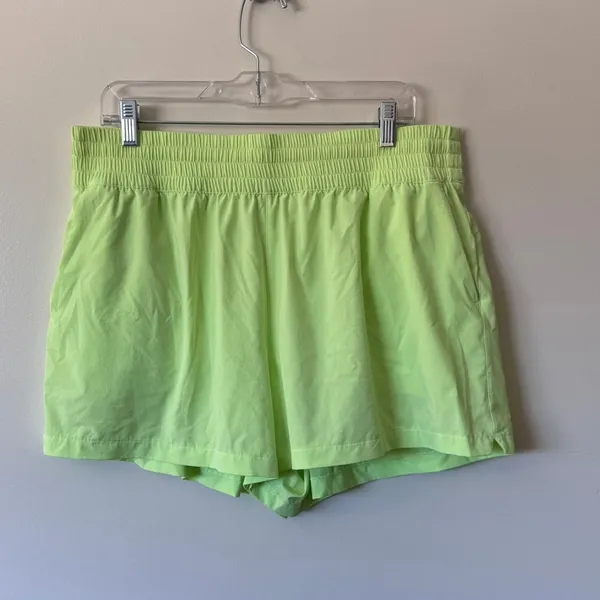 Athleta High-Rise Weekender Run Short in Tequila Green Size XL - Image 4
