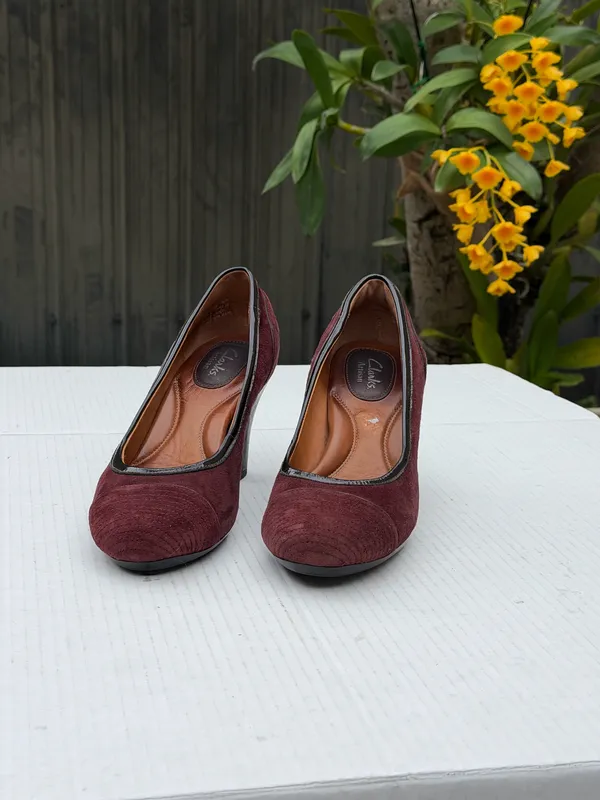 Clarks Burgundy Suede Pumps Women’s Mid Heel Classic Comfort Dress Shoes - Image 10
