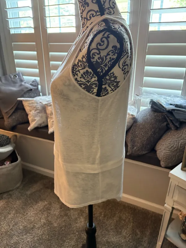 Banana republic size small white sleeveless top - Image 4